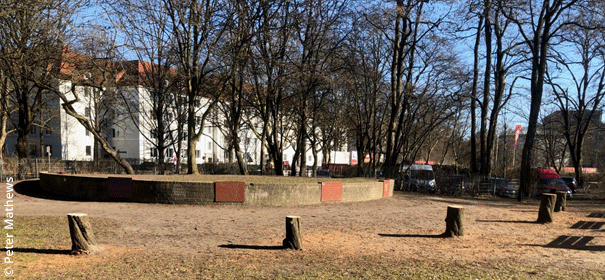 Mahnmal zur Erinnerung an die Bücherverbrennung am Kaiser-Friedrich-Ufer Foto: Peter Mathews